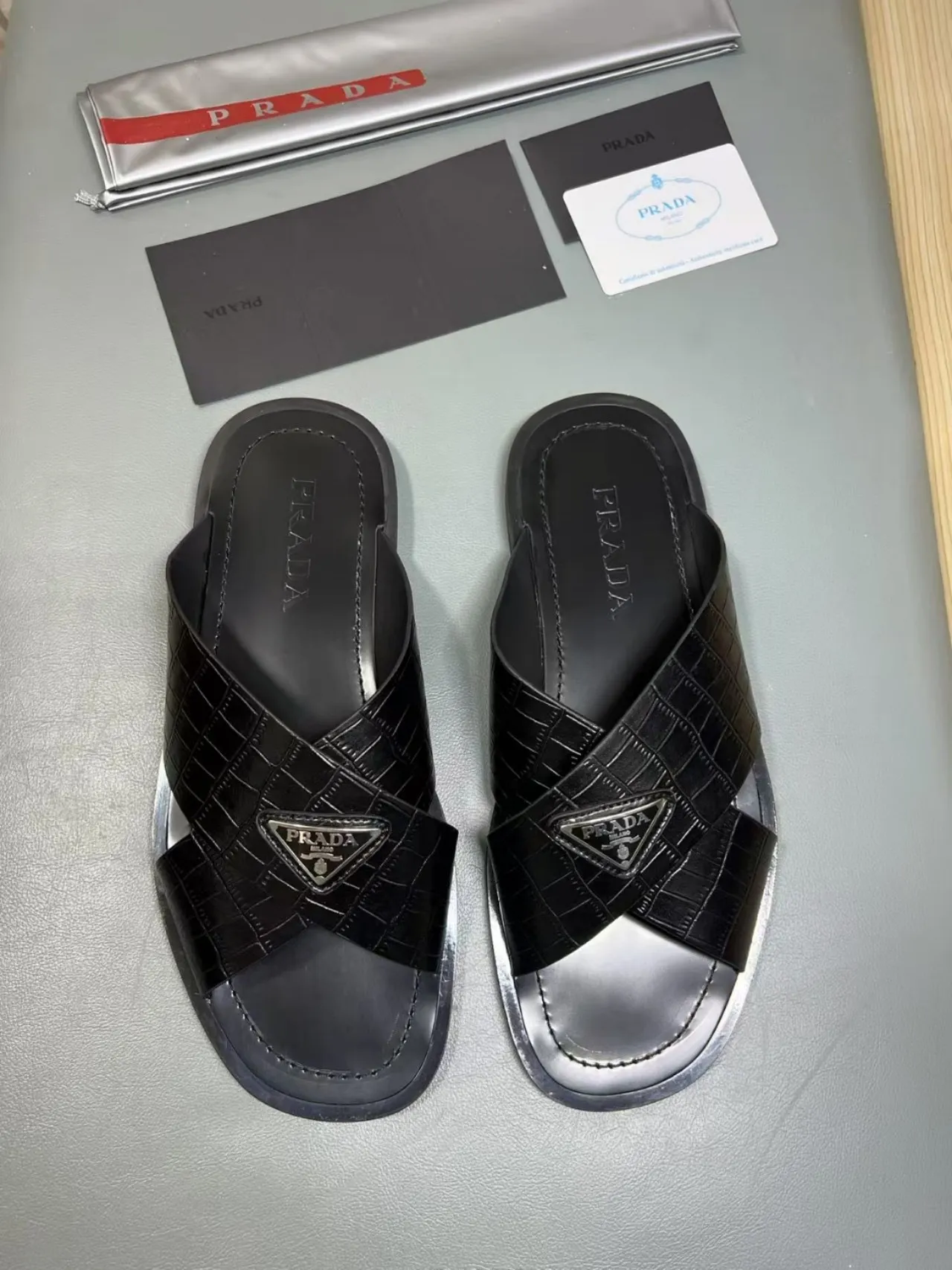 340💰PRADA Prada’s latest slippers are synchronized with the official website. This slipper is made of the brand’s unique and iconic Saffiano leather. The brand logo jumps out from the double straps, and the brand style is clearly visible. Cowhide gives men elegant charm and functional design, making it an ideal choice for vacation and leisure. Size:38-45
